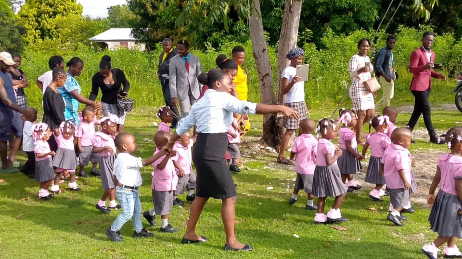Enfants et adultes réunis lors d’une activité en plein air